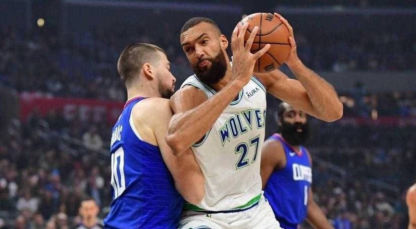 爱游戏在线登录-詹姆斯官方宣布战术调整新规，皇家马德里引发争议！-爱游戏在线登录